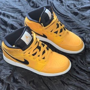 yellow retro 1s. GREAT CONDITION